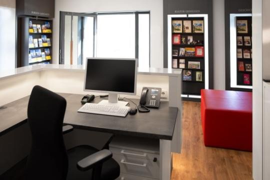 In der Tourist-Information Tourist-Information innen Arbeitsplatz Broschürenregale