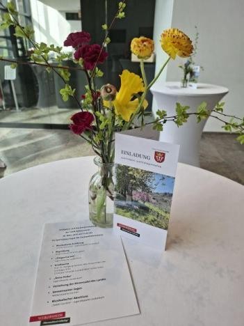 ©Ulrike Wittfeld Einladung und Blümchen auf einem Stehtisch