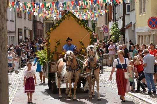 Kärweumzug mit Pferdewagen