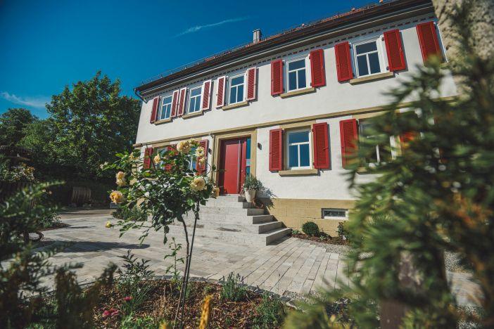 Hausansicht mit roter Haustür 