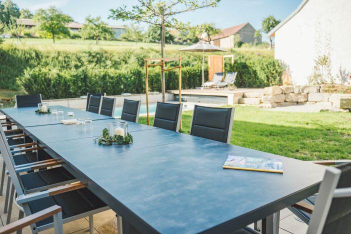 Großer Tisch auf der Terrasse