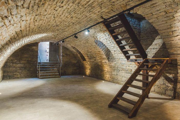 Gewölbekeller mit Holztreppe