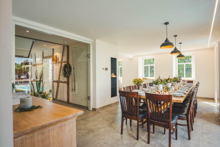 Gedeckter Esstisch und Eingangsbereich