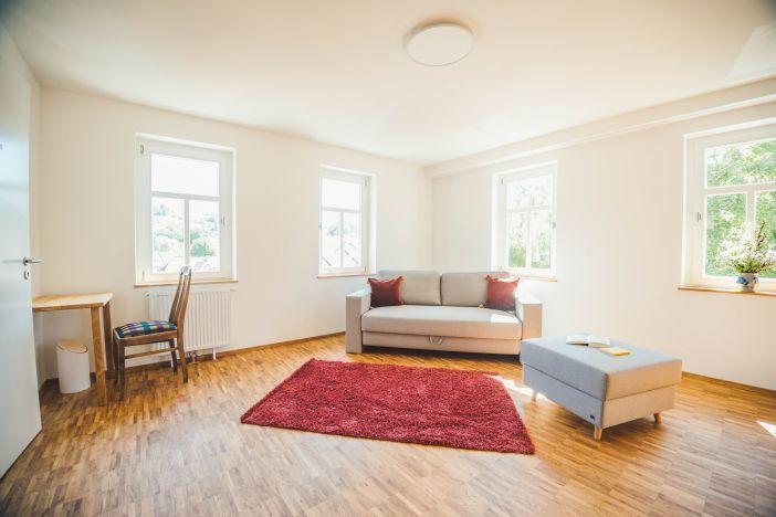 Kleines Sofa und Teppich 