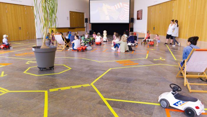 Bunte Streifen auf dem Boden und Bobbycars