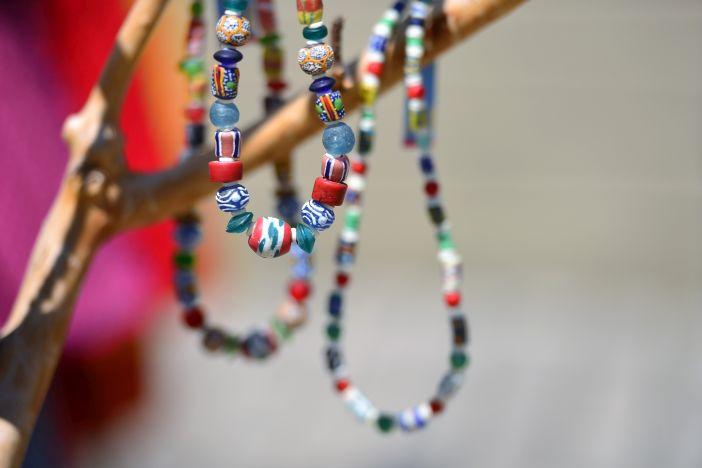 Halsketten an einem Ast