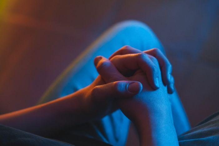 Betende Hände im Schoß