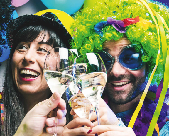 Fasching Mann und Frau mit Gläsern