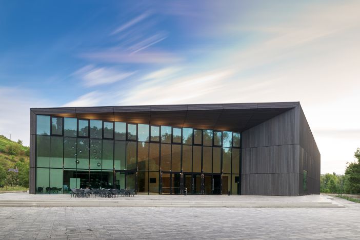 Eingangsbereich der TauberPhilharmonie von außen 