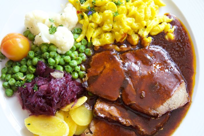 Gutbürgerliches Essen auf einem Teller