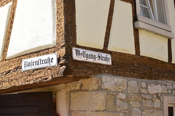 Typische Straßenbeschilderung in der Altstadt