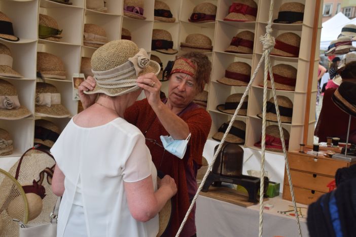Kunsthandwerkermarkt Weikersheim Anprobe eines Hutes auf dem Kunsthandwerkermarkt