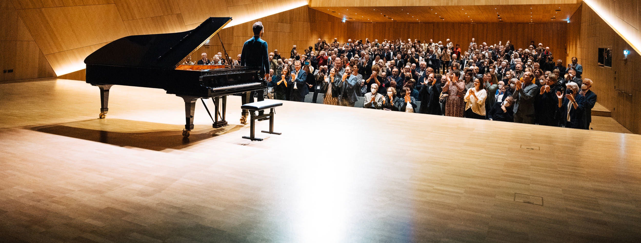 Mann am Klavier auf einer Bühne