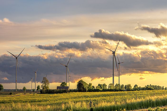 Blick auf grüne Landschaft mit Windrädern