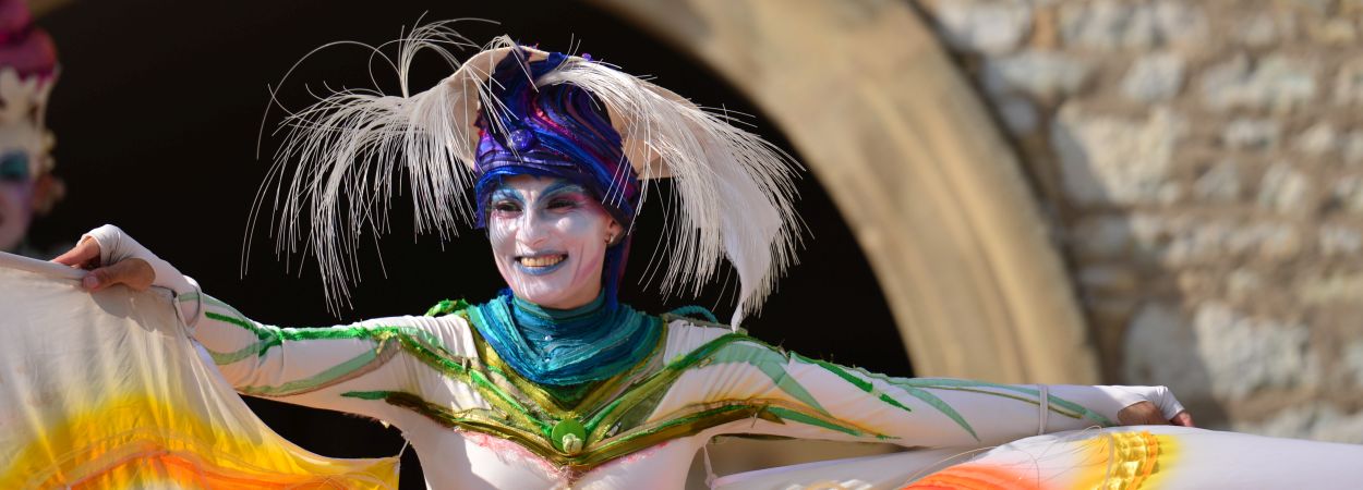 Verkleideter Stelzenläufer